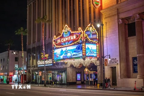 Cảnh vắng vẻ bên ngoài nhà hát El Capitan ở Hollywood, bang California, Mỹ ngày 15/3/2020. (Ảnh: AFP/TTXVN)