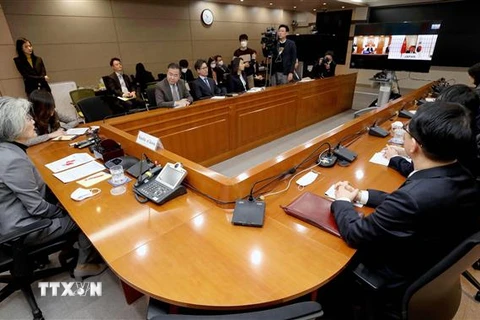 Ngoại trưởng Hàn Quốc Kang Kyung-wha (trái) tại cuộc họp trực tuyến thảo luận về các biện pháp chống dịch COVID-19 với Ngoại trưởng Trung Quốc Vương Nghị và người đồng cấp Nhật Bản Toshimitsu Motegi ngày 20/3/2020. (Ảnh: Yonhap/TTXVN)