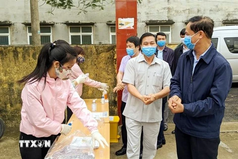 Chủ tịch UBND thành phố Hải Phòng Nguyễn Văn Tùng kiểm tra công tác phòng dịch tại chốt kiểm soát y tế phòng chống dịch bệnh huyện Cát Hải. (Ảnh: TTXVN)