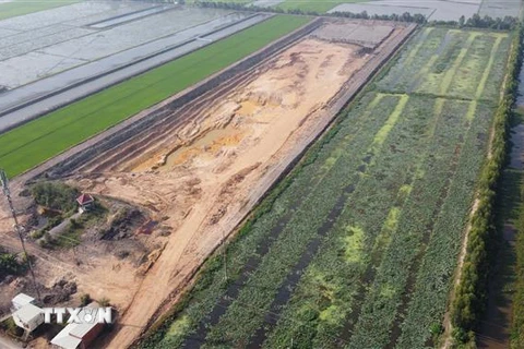 Công ty TNHH Khai thác khoáng sản Kim Cương tiến hành khai thác đất trái phép trong nhiều năm với diện tích khai thác lên đến 4ha. (Ảnh: Bùi Giang/TTXVN)