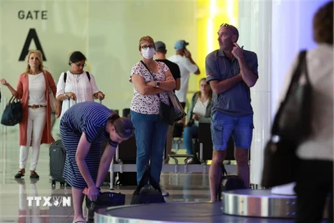 Hành khách đeo khẩu trang phòng tránh lây nhiễm COVID-19 tại sân bay ở Canberra, Australia, ngày 16/3/2020. (Ảnh: THX/ TTXVN)