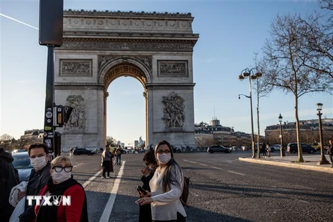 Người dân đeo khẩu trang phòng tránh lây nhiễm COVID-19 tại Paris, Pháp, ngày 15/3/2020. (Ảnh: THX/TTXVN)