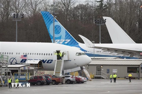 Công nhân của Tập đoàn Boeing làm việc tại xưởng sản xuất Everett thuộc bang Washington, Mỹ. (Ảnh: AFP/TTXVN)