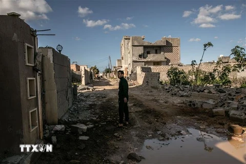 Cảnh đổ nát do xung đột tại khu vực ngoại ô Khallat Al-Ferjan, phía nam thủ đô Tripoli, Libya ngày 16/2/2020. (Ảnh: THX/TTXVN)