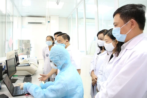 Lãnh đạo tỉnh Hà Tĩnh, Sở Y tế Hà Tĩnh kiểm tra phòng xét nghiệm. (Ảnh: Hoàng Ngà/TTXVN)