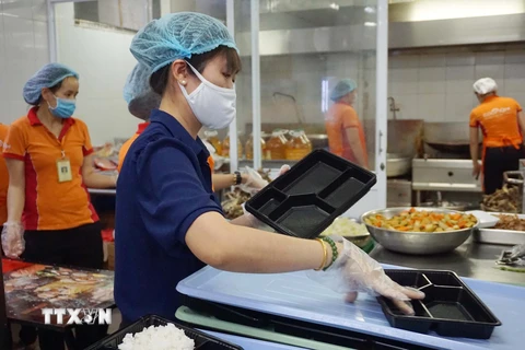 Các suất ăn được Ban Quản lý an toàn thực phẩm Thành phố Hồ Chí Minh kiểm tra, giám sát an toàn thực phẩm và vận chuyển đến với người dân trong khu cách ly. (Ảnh: Thanh Vũ-Tuyết Thư/TTXVN)