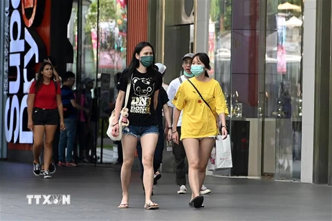 Người dân đeo khẩu trang phòng dịch COVID-2 tại Singapore ngày 26/2/2020. (Ảnh: AFP/TTXVN)