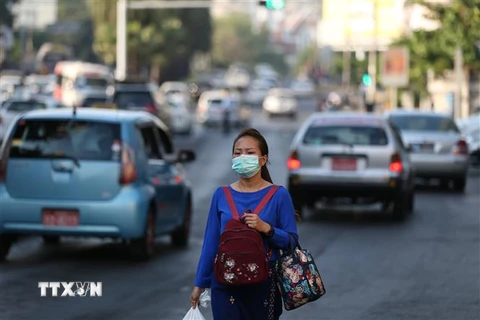 Người dân đeo khẩu trang đề phòng lây nhiễm COVID-19 tại Yangon, Myanmar, ngày 13/3/2020. (Ảnh: THX/TTXVN)