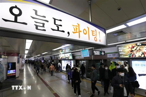 Người dân đeo khẩu trang để phòng tránh lây nhiễm COVID-19 tại nhà ga tàu điện ngầm ở Taegu, Hàn Quốc, ngày 31/3/2020. (Ảnh: THX/TTXVN)
