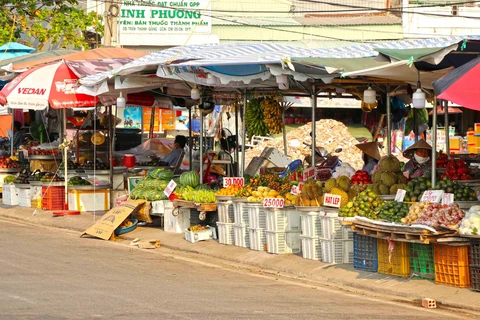 Dù các tiểu thương buôn bán tại chợ phường 7, thành phố Cà Mau. (Ảnh: Huỳnh Thế Anh/TTXVN)