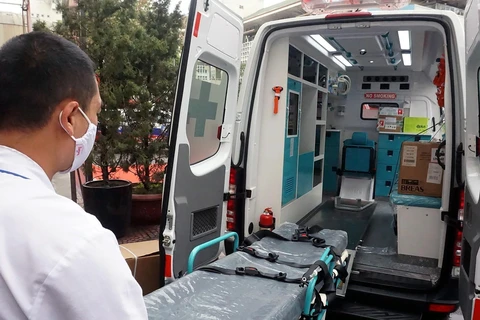 Xe cứu thương được trang thiết bị y tế cần thiết và hiện đại. (Ảnh: TTXVN phát)