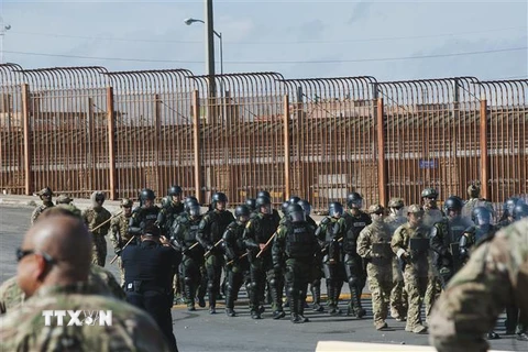 Binh sỹ Mỹ tham gia diễn tập tại trạm kiểm soát biên giới ở Hidalgo, bang Texas, Mỹ, giáp Mexico. (Ảnh: AFP/ TTXVN)