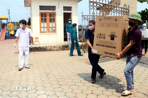 Lực lượng chức năng đưa thực phẩm đến địa điểm cách ly tập trung xã Thịnh Lộc, huyện Lộc Hà (Hà Tĩnh). (Ảnh: Công Tường/TTXVN)