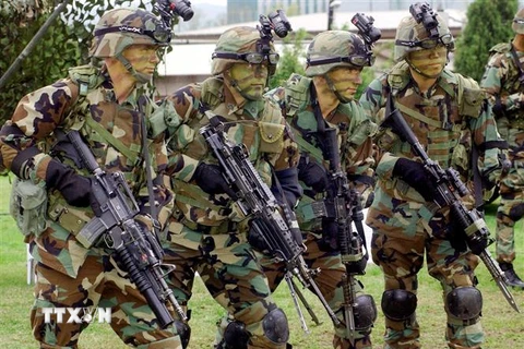 Binh sỹ thuộc Các Lực lượng Mỹ tại Hàn Quốc (USFK) trong một buổi huấn luyện quân sự tại căn cứ Yongsan ở Seoul, Hàn Quốc. ((Ảnh: AFP/TTXVN)