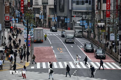 Người dân di chuyển trên đường phố tại Tokyo, Nhật Bản ngày 28/3/2020 trong bối cảnh dịch COVID-19 lan rộng. (Ảnh: AFP/ TTXVN)