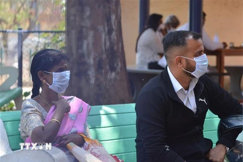 Bệnh nhân nghi nhiễm COVID-19 chờ kiểm tra tại Bangalore, Ấn Độ, ngày 12/3. (Ảnh: THX/TTXVN)