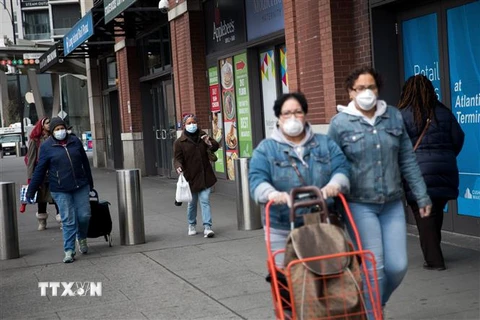 Người dân đeo khẩu trang nhằm ngăn chặn sự lây lan của dịch COVID-19 tại New York, Mỹ ngày 3/4/2020. (Ảnh: THX/TTXVN)