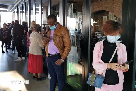 Người dân đeo khẩu trang phòng tránh lây nhiễm COVID-19 tại Johannesburg, Nam Phi ngày 19/3/2020. (Ảnh: THX/ TTXVN)