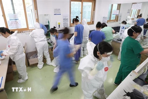 Nhân viên y tế làm nhiệm vụ tại một bệnh viện ở Daegu, Hàn Quốc ngày 9/4/2020. (Ảnh: Yonhap/TTXVN)