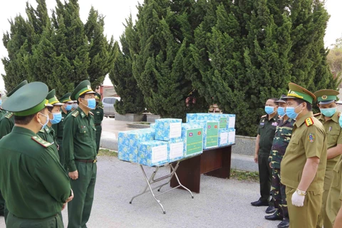 Chỉ huy Bộ đội Biên phòng tỉnh Điện Biên trao đổi thông tin phòng chống dịch bệnh COVID-19 với các lực lượng quản lý, bảo vệ biên giới ba tỉnh của Lào. (Ảnh: Phan Tuấn Anh/TTXVN)