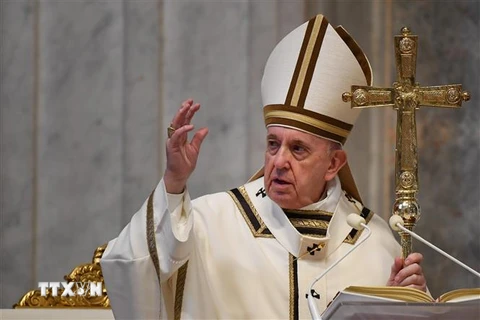 Giáo hoàng Francis cử hành thánh lễ Phục sinh tại Thánh đường St. Peter ở Vatican ngày 12/4/2020. (Ảnh: AFP/TTXVN)