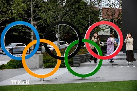 Biểu tượng Olympic tại Tokyo, Nhật Bản ngày 27/3/2020. (Ảnh: AFP/TTXVN)