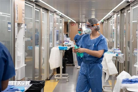 Nhân viên y tế làm việc tại bệnh viện điều trị cho bệnh nhân COVID-19 ở Barcelona, Tây Ban Nha ngày 9/4/2020. (Ảnh: THX/ TTXVN)