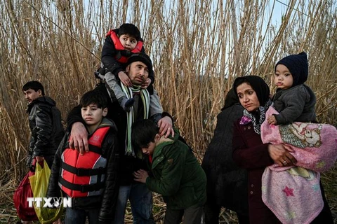 Trẻ em di cư theo cha mẹ tới đảo Lesbos, Hy Lạp, ngày 2/3/2020. (Ảnh: AFP/ TTXVN)
