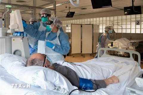 Nhân viên y tế điều trị cho bệnh nhân COVID-19 tại bệnh viện ở Barcelona, Tây Ban Nha ngày 7/4/2020. (Ảnh: THX/ TTXVN)
