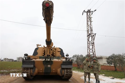 Xe quân sự Thổ Nhĩ Kỳ được triển khai tại thị trấn Binnish, tỉnh Idlib, Tây Bắc Syria ngày 12/2/2020. (Ảnh: AFP/TTXVN)