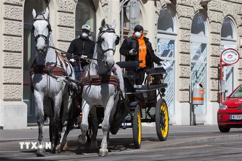 Người dân lưu thông trên đường phố thủ đô Vienna, Áo ngày 8/4/2020. (Ảnh: THX/TTXVN)