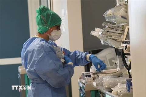 Nhân viên y tế làm việc tại bệnh viện điều trị cho bệnh nhân COVID-19 tại Bologna, Italy, ngày 15/4/2020. (Ảnh: THX/ TTXVN)