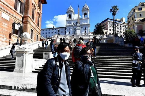 Người dân và du khách đeo khẩu trang phòng lây nhiễm COVID-19 tại Venice, Italy, ngày 8/3. (Ảnh: AFP/TTXVN)