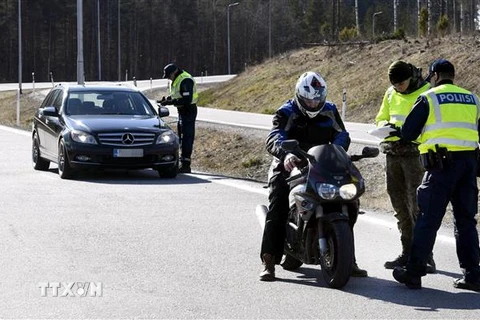 Cảnh sát Phần Lan kiểm tra các phương tiện trong thời gian hạn chế lưu thông do dịch COVID-19 ở khu vực thủ đô Uusimaa, ngày 28/3/2020. (Ảnh: AFP/TTXVN)