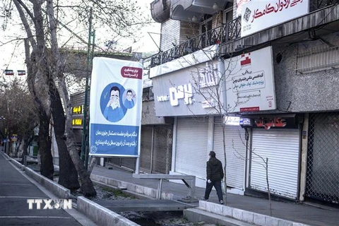 Cảnh vắng vẻ, ảm đạm do dịch COVID-19 tại một tuyến phố ở Tehran, Iran ngày 20/3/2020. (Ảnh: THX/TTXVN)
