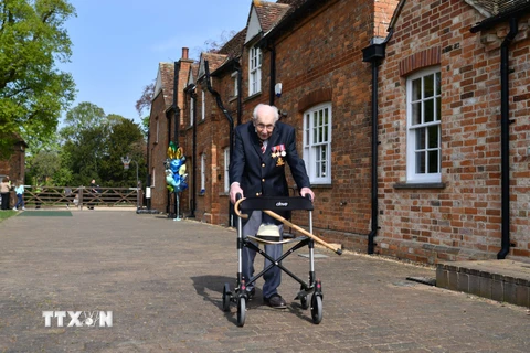 Cụ ông Tom Moore (trong ảnh), 99 tuổi, người Anh, một cựu binh từng tham gia Chiến tranh Thế giới thứ 2, đã gây quỹ hơn 12 triệu bảng (khoảng 15 triệu USD) để ủng hộ những người ở tuyến đầu chống dịch.