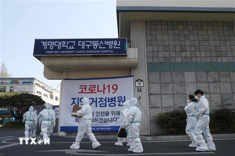 Nhân viên y tế Hàn Quốc tới điều trị cho bệnh nhân nhiễm COVID-19 tại thành phô tâm dịch Daegu, ngày 3/4/20202. (Ảnh: YONHAP/TTXVN)