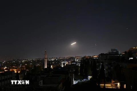 Hệ thống phòng không Syria đáp trả một vụ tấn công tại thủ đô Damascus ngày 6/2/2020. (Ảnh: THX/TTXVN)