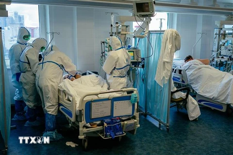 Nhân viên y tế điều trị cho bệnh nhân nhiễm COVID-19 tại bệnh viện K+31 ở Moskva, Nga ngày 20/4/2020. (Ảnh: AFP/TTXVN)