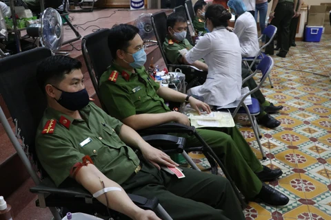Cán bộ, chiến sỹ công an tham gia hiến máu tình nguyện đẩy lùi COVID-19. (Ảnh: Thu Hằng/TTXVN)