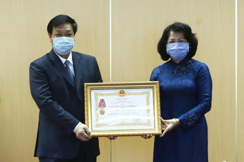 Phó Chủ tịch nước Đặng Thị Ngọc Thịnh trao Huân chương Lao động hạng Ba cho Bệnh viện Bệnh Nhiệt đới Trung ương. (Ảnh: Minh Quyết/TTXVN)
