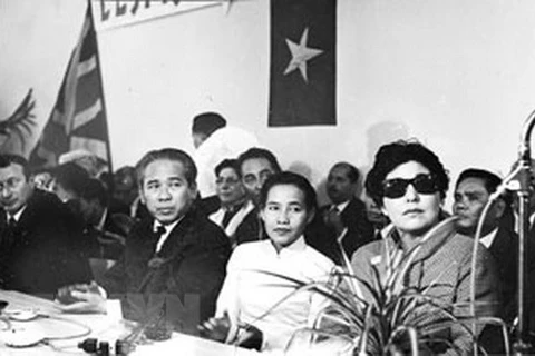 Nhà báo Dương Thị Duyên (áo trắng) trong một cuộc míttinh của nhân dân Pháp ủng hộ lập trường đàm phán của đoàn Việt Nam Dân chủ Cộng hòa, Hội nghị Paris, 1968. (Nguồn: TTXVN)
