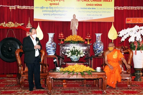 Phó Thủ tướng Thường trực Chính phủ Trương Hòa Bình chúc mừng các chư Tăng, Phật tử Nam tông và bà con Khmer nhân Tết cổ truyền Khmer Chol Chnam Thmay. (Ảnh: Xuân Khu/TTXVN)