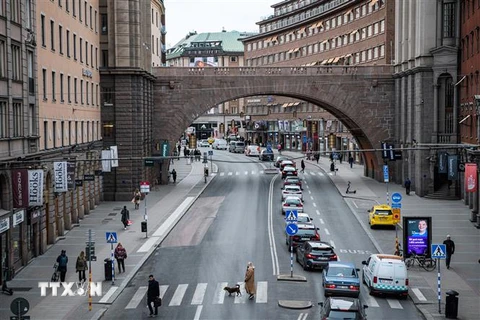 Người dân di chuyển trên đường phố tại Stockholm, Thụy Điển ngày 1/4/2020 trong bối cảnh dịch COVID-19 bùng phát. (Ảnh: AFP/TTXVN)