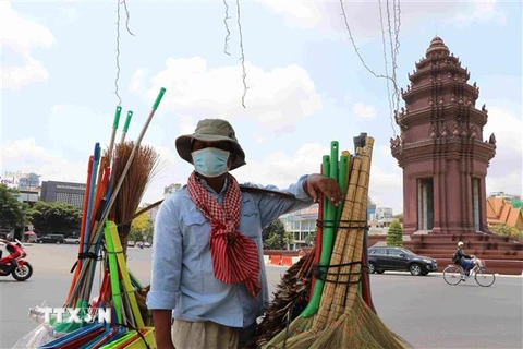 Người dân đeo khẩu trang phòng lây nhiễm COVID-19 tại Phnom Penh, Campuchia, ngày 25/3/2020. (Ảnh: THX/TTXVN)