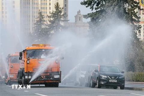 Phun khử trùng đường phố nhằm ngăn chặn sự lây lan của dịch COVID-19 tại Moskva, Nga ngày 24/4/2020. (Ảnh: THX/TTXVN)