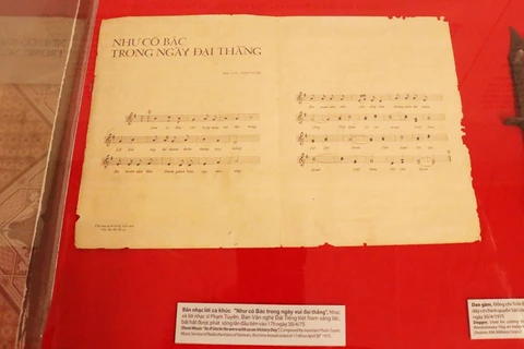 Bản nhạc và lời bài hát “Như có Bác trong ngày vui đại thắng” do nhạc sỹ Phạm Tuyên sáng tác và được phát sóng lên vào ngày 30/4/1975 được trưng bày tại Triển lãm. (Ảnh: Xuân Khu/TTXVN.)