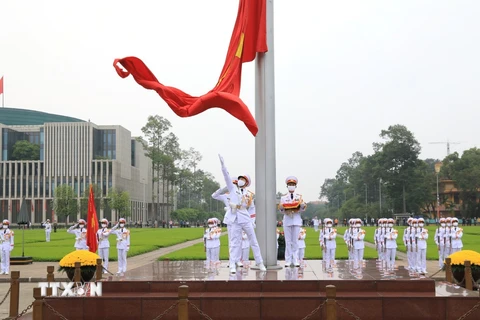 Quốc kỳ tung bay trong tiếng Tiến quân ca trên Quảng trường Ba Đình. (Ảnh: Thành Đạt/TTXVN)