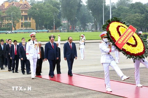 Đoàn đại biểu Lãnh đạo Đảng, Nhà nước đặt vòng hoa và vào Lăng viếng Chủ tịch Hồ Chí Minh. (Ảnh: Dương Giang/TTXVN)