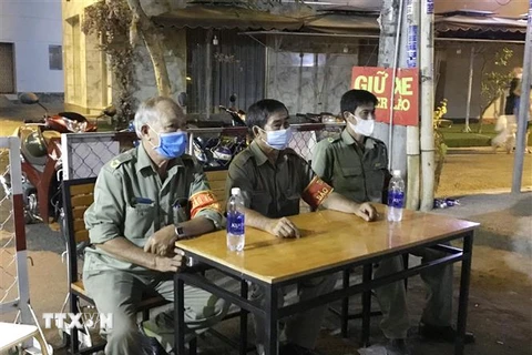 Lực lượng bảo vệ dân phố túc trực 24/24 tại Chung cư 1A - 1B Nguyễn Đình Chiểu. (Ảnh: TTXVN phát)